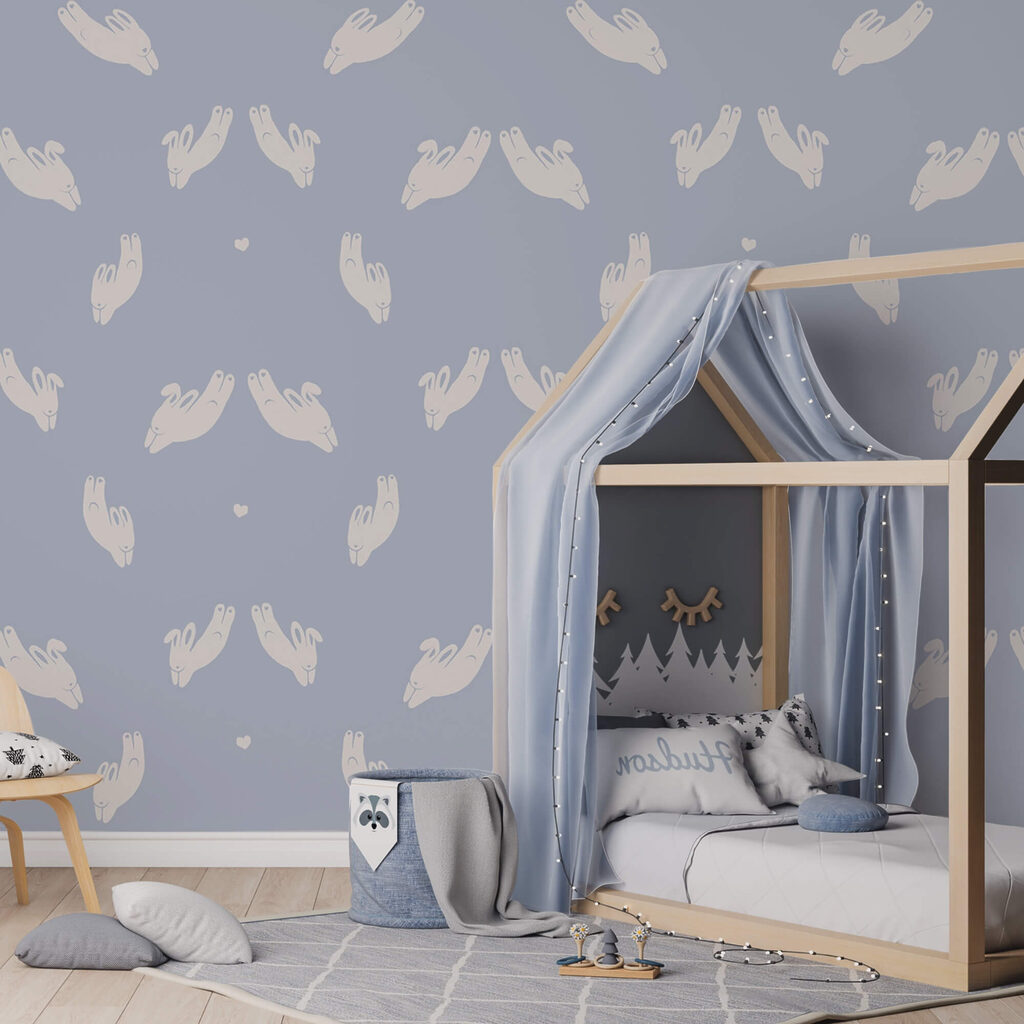 Model de mâini pe fundal albastru