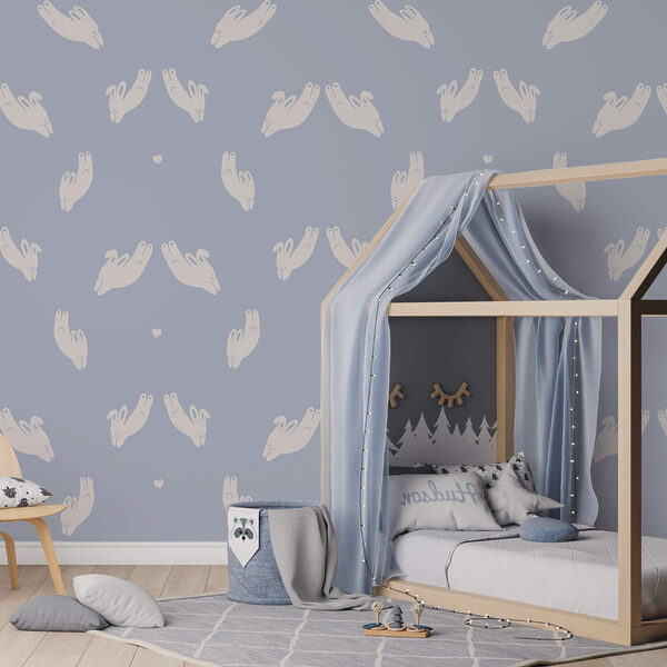 Model de mâini pe fundal albastru