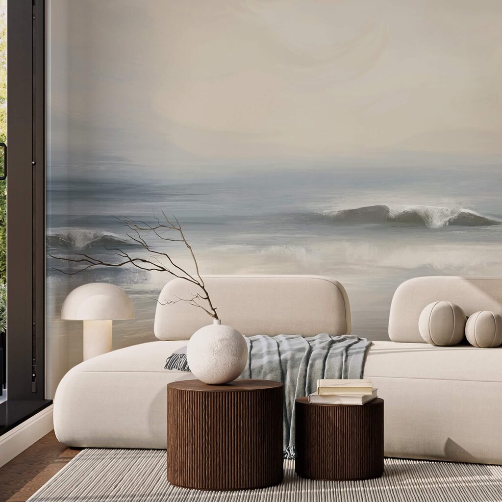 Valuri care se sparg pe plajă