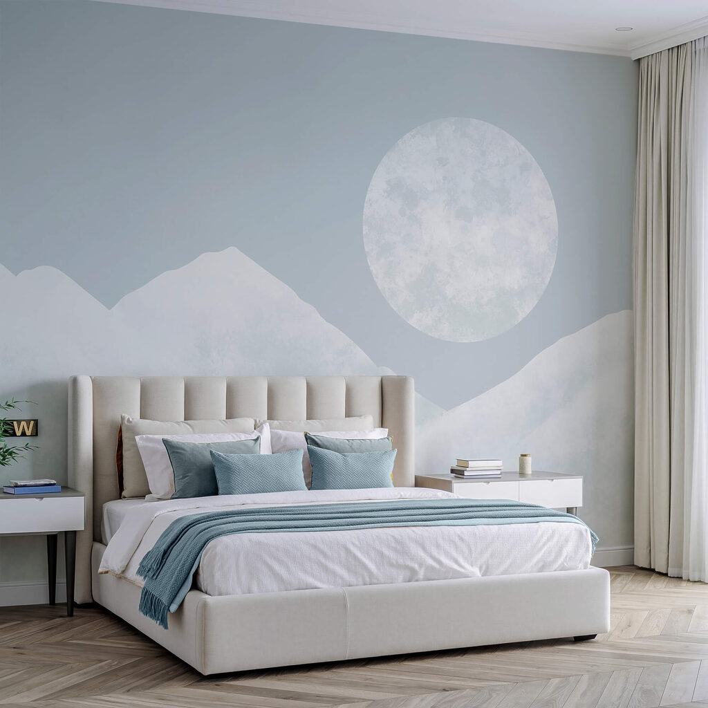 Luna deasupra unui munte înzăpezit