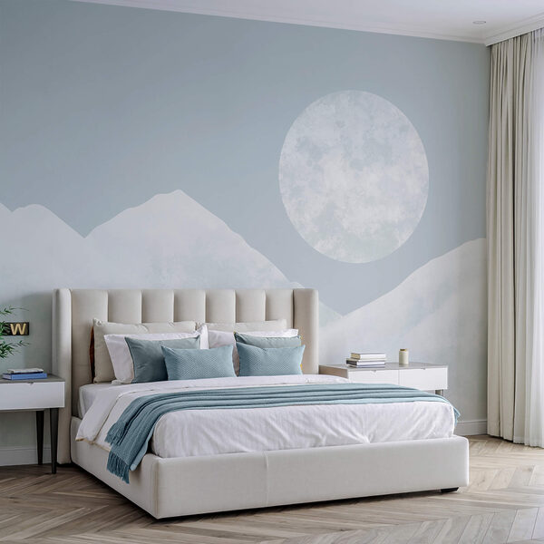 Luna deasupra unui munte înzăpezit