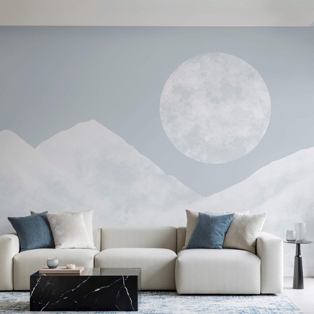 Luna deasupra unui munte înzăpezit