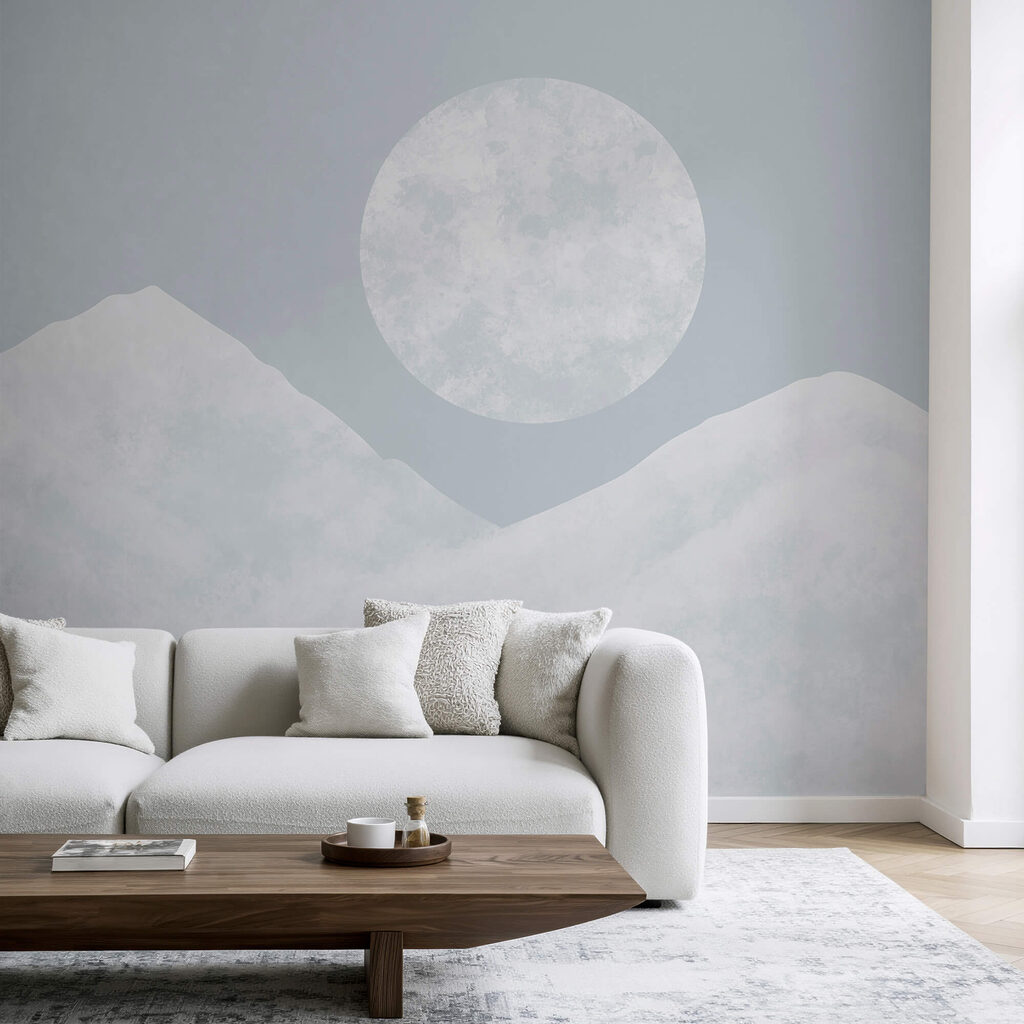 Luna deasupra unui munte înzăpezit