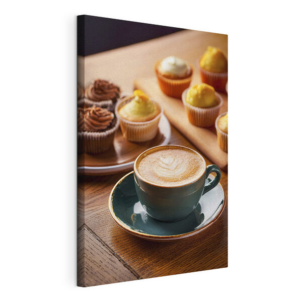 Ceașcă de cafea și cupcakes pe o masă Tablouri Ceașcă de cafea și cupcakes pe o masă