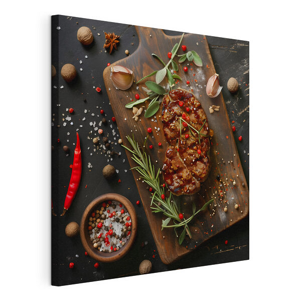 Bucată de carne cu mirodenii și ierburi pe o placă de tăiere Tablouri Bucată de carne cu mirodenii și ierburi pe o placă de tăiere